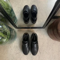 Elegant damesko med flotte detaljer og velcrolukning