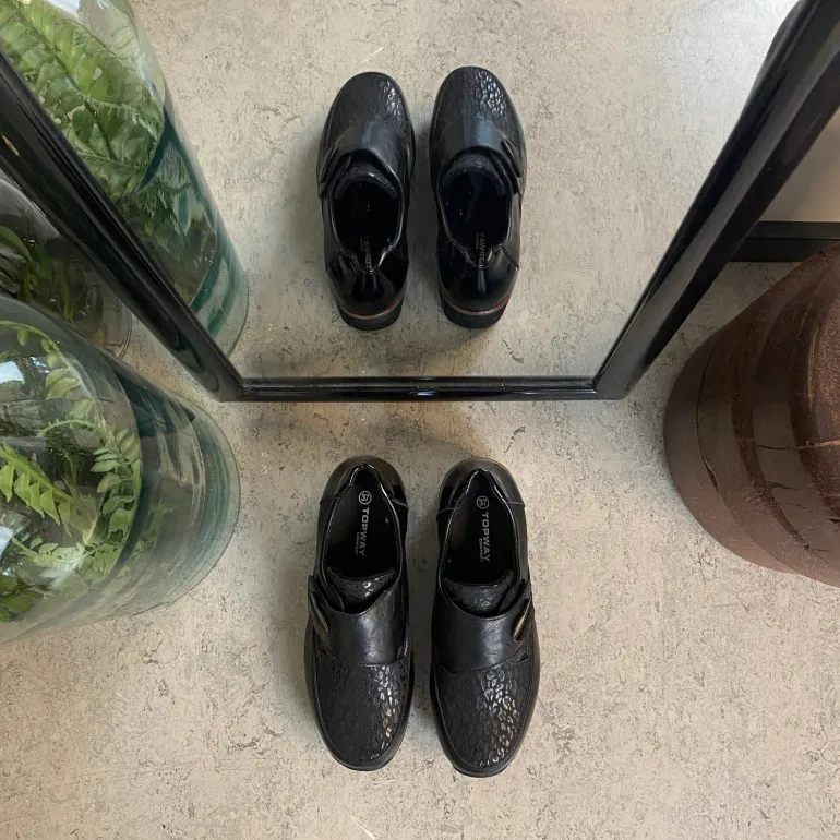 Elegant damesko med flotte detaljer og velcrolukning