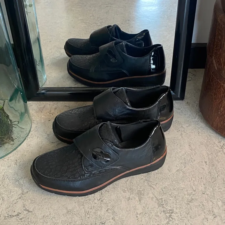 Elegant damesko med flotte detaljer og velcrolukning