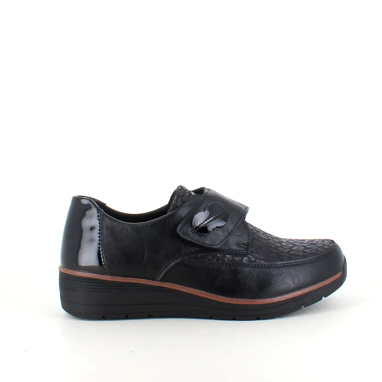 Elegant damesko med flotte detaljer og velcrolukning