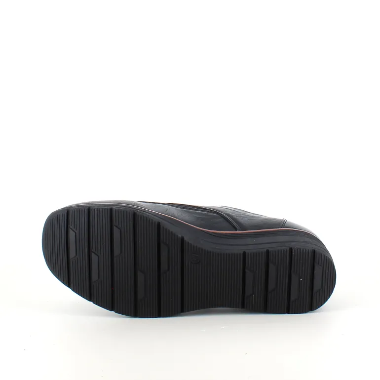 Elegant damesko med flotte detaljer og velcrolukning