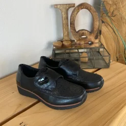 Elegant damesko med flotte detaljer og velcrolukning