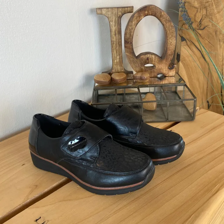 Elegant damesko med flotte detaljer og velcrolukning