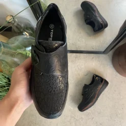 Elegant damesko med flotte detaljer og velcrolukning