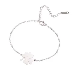 Elegant firkløver armbånd i sølvfarvet rustfrit stål – stilrent heldsmykke til enhver lejlighed