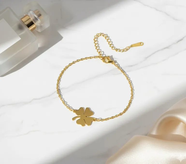 Elegant firkløver armbånd i rustfrit stål – symbol på held og stil