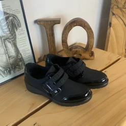 Elegant sko med velcro og flotte detaljer