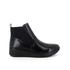 Elegant sort lakstøvle med bred elastikåbning