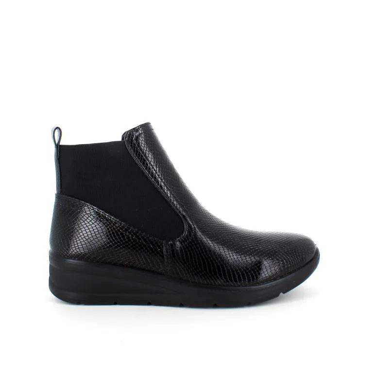 Elegant sort lakstøvle med bred elastikåbning