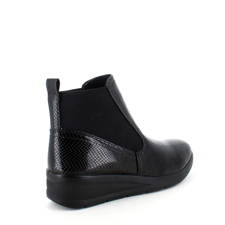 Elegant sort lakstøvle med bred elastikåbning