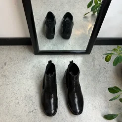 Elegant sort lakstøvle med bred elastikåbning