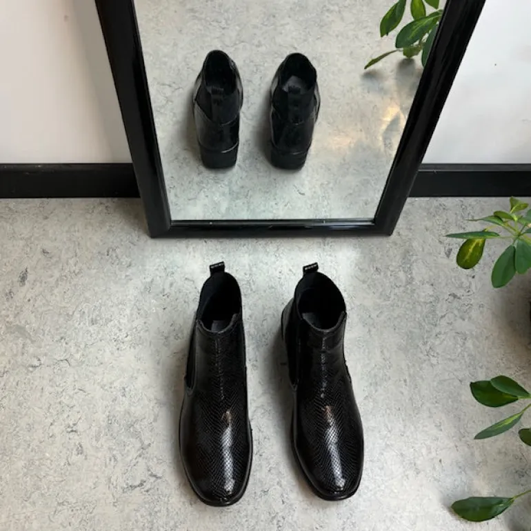 Elegant sort lakstøvle med bred elastikåbning