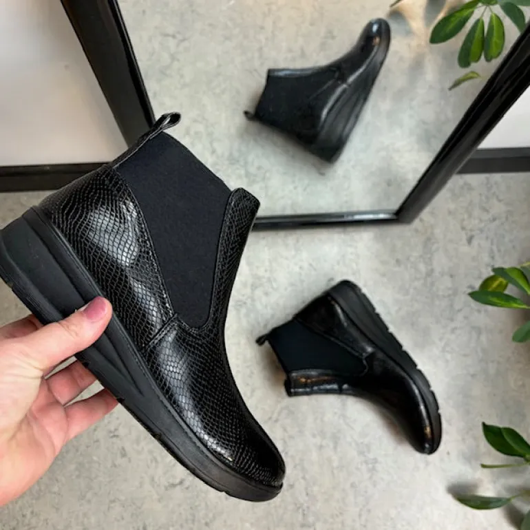 Elegant sort lakstøvle med bred elastikåbning