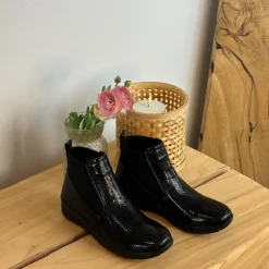 Elegant sort lakstøvle med bred elastikåbning