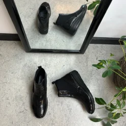 Elegant sort lakstøvle med bred elastikåbning