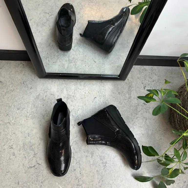 Elegant sort lakstøvle med bred elastikåbning