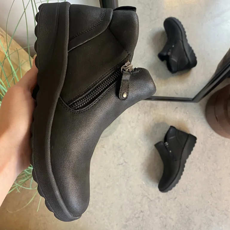 Elegant sort støvlet med meomory foam fra Skechers