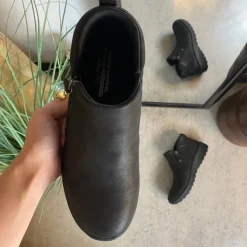 Elegant sort støvlet med meomory foam fra Skechers