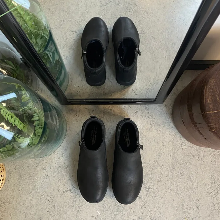 Elegant sort støvlet med meomory foam fra Skechers