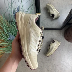 Endurance vandtæt sko i beige med stødabsorberende sål