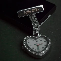 Feminint sygeplejeur i hjerteform med gravering