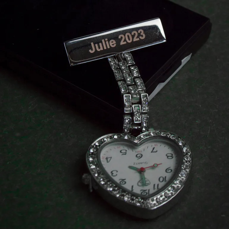 Feminint sygeplejeur i hjerteform med gravering