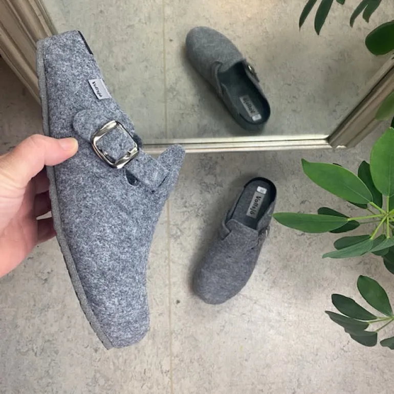 Filtsko slip on i lys grå