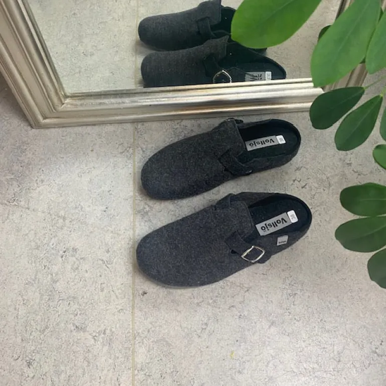 Filtsko slip on i mørkgrå