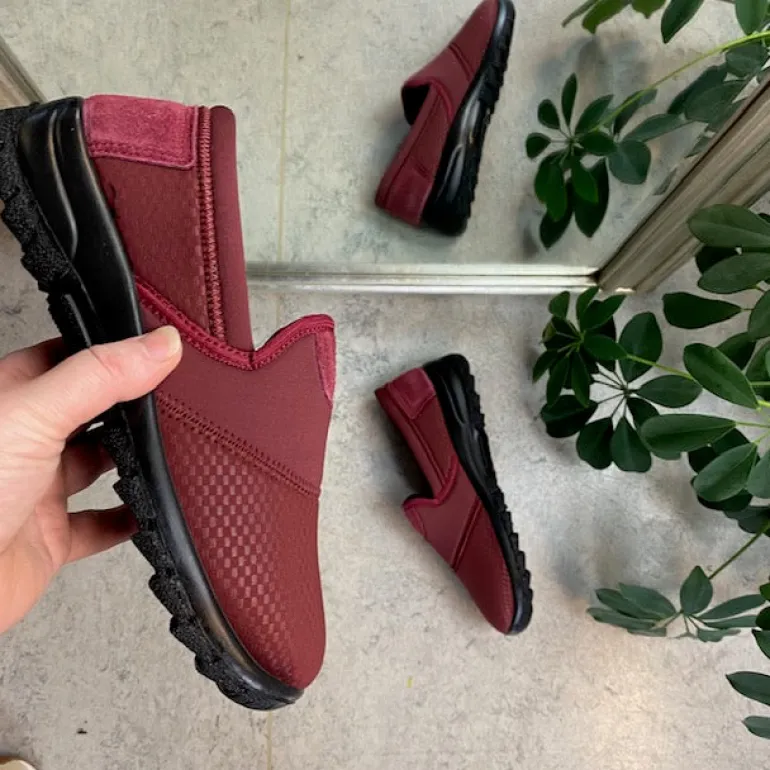 Fleksibel sko med skridhæmmende såler