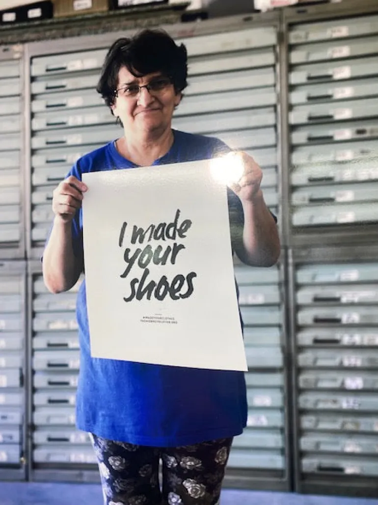 Fleksibel sko med skridhæmmende såler