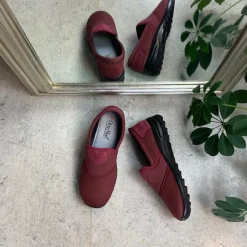 Fleksibel sko med skridhæmmende såler