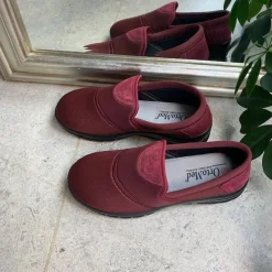 Fleksibel sko med skridhæmmende såler