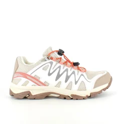 Fleksible beige sneakers med elastiksnørebånd.