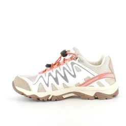 Fleksible beige sneakers med elastiksnørebånd.