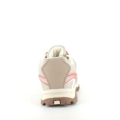 Fleksible beige sneakers med elastiksnørebånd.