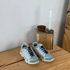 Fleksible blå sneakers med elastiksnørebånd.