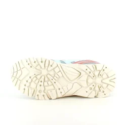 Fleksible blå sneakers med elastiksnørebånd.