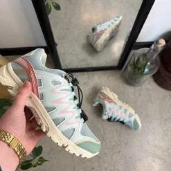 Fleksible blå sneakers med elastiksnørebånd.