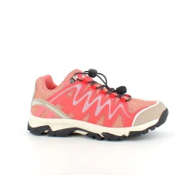 Fleksible laksefarvede sneakers med elastiksnørebånd.