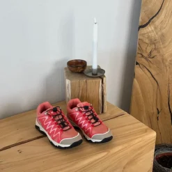 Fleksible laksefarvede sneakers med elastiksnørebånd.