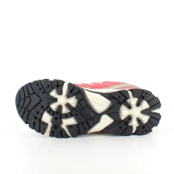 Fleksible laksefarvede sneakers med elastiksnørebånd.