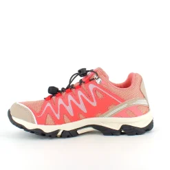 Fleksible laksefarvede sneakers med elastiksnørebånd.