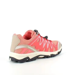 Fleksible laksefarvede sneakers med elastiksnørebånd.