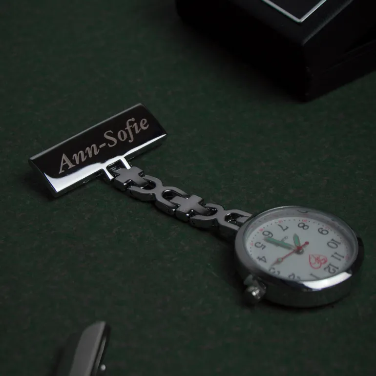 Flot sygeplejeur med gravering