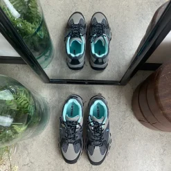 Funktionel vandresko i grå med åndbart mesh og stødabsorberende sål