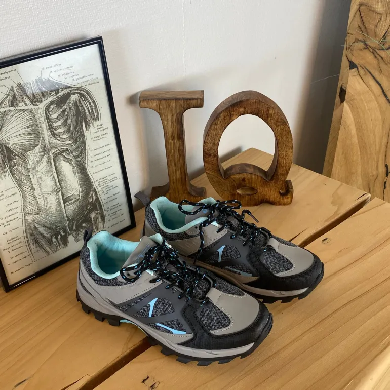 Funktionel vandresko i grå med åndbart mesh og stødabsorberende sål