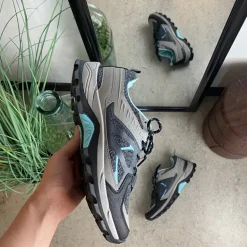 Funktionel vandresko i grå med åndbart mesh og stødabsorberende sål