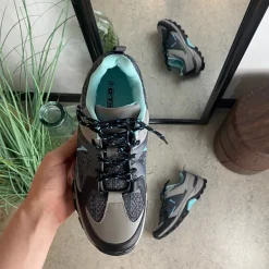 Funktionel vandresko i grå med åndbart mesh og stødabsorberende sål