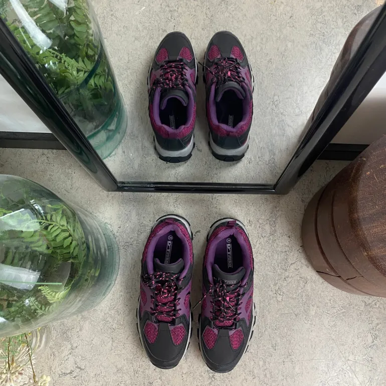 Funktionel vandresko i lilla med åndbart mesh og stødabsorberende sål