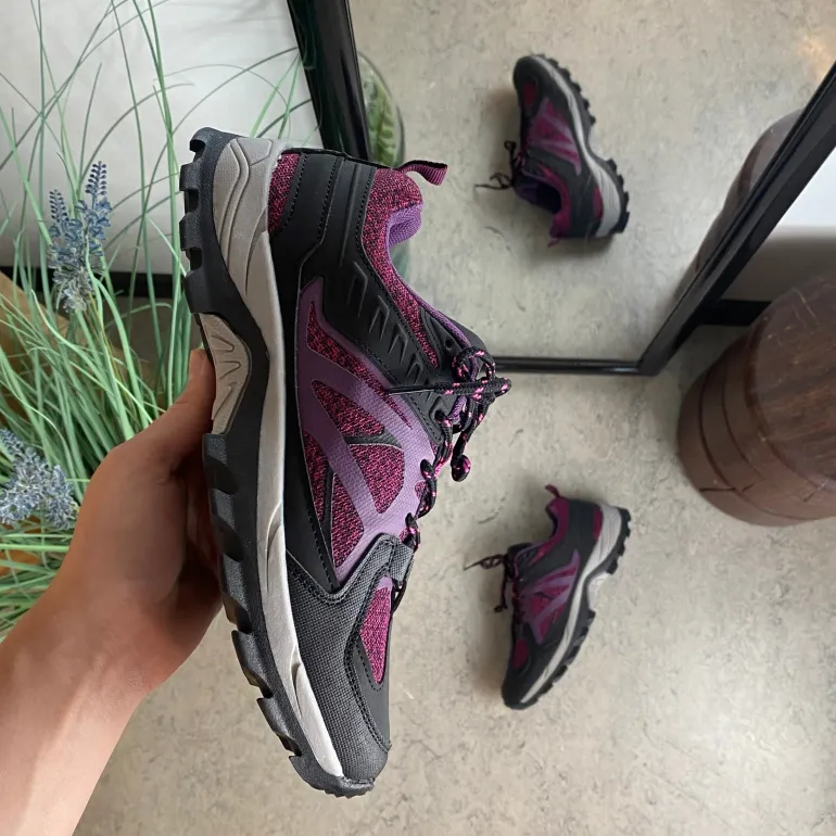 Funktionel vandresko i lilla med åndbart mesh og stødabsorberende sål